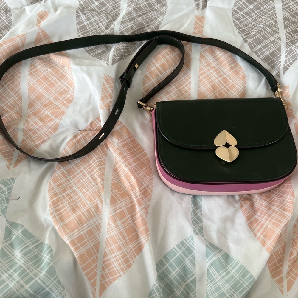 Kate Spade

lula small saddle bag

Shades of purple peekaboo at the bottom